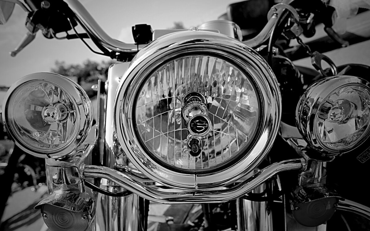 Eine Harley in schwarz weiss von vorne Eine Harley in schwarz weiss von vorne